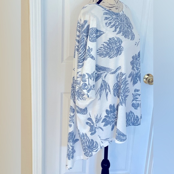 Simple by Suzanne Betro |White & Blue Leaves Pleated-Back Hi-Low Tunic - Women - Picture 9 of 11